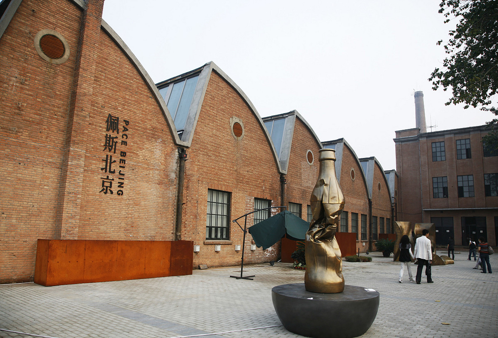 感受春日暖阳,北京798艺术区焕发勃勃生机.