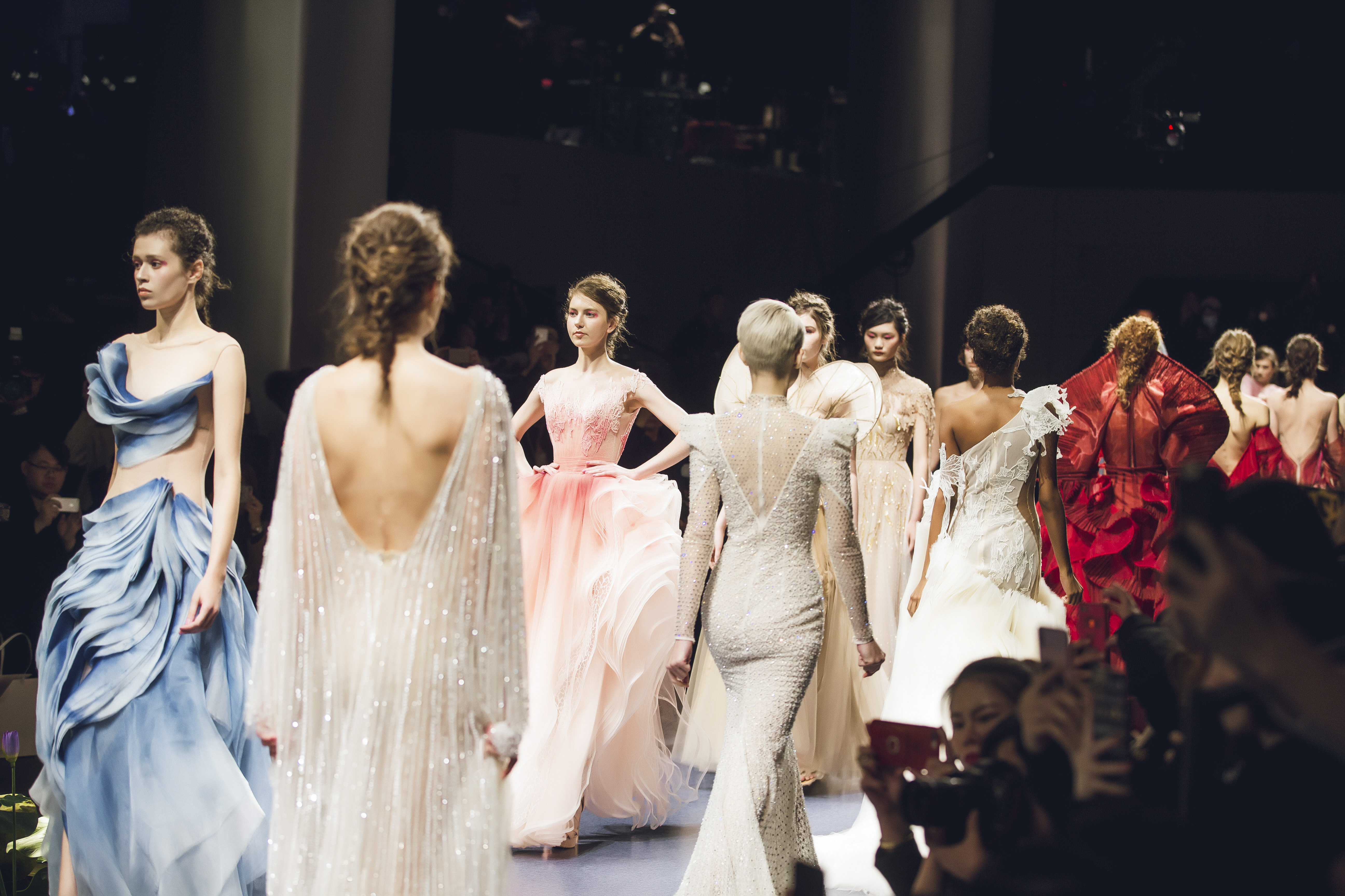 绝设发布会亮相中国国际时装周,世界文旅小姐核心成员受邀观秀