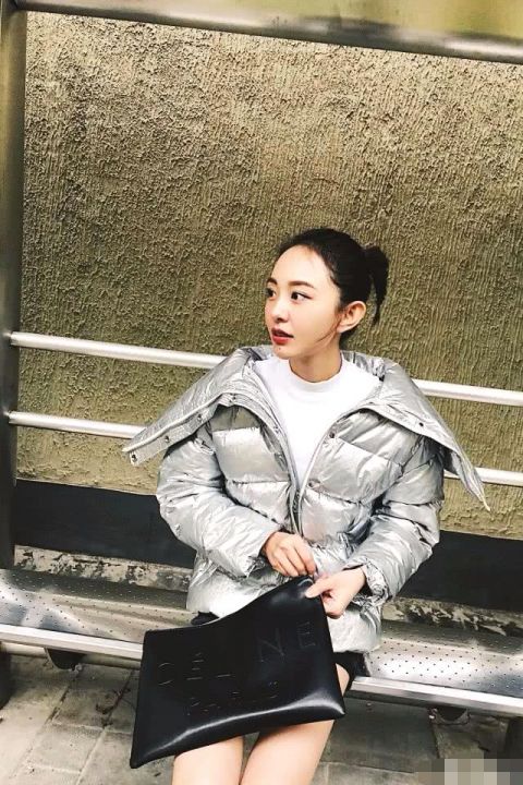 孙耀琦穿牛仔裙,少女感十足