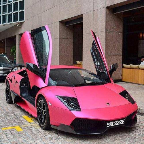 冯提莫"晒"粉色豪车兰博基尼,却被安全带抢镜?不!一点也不尴尬