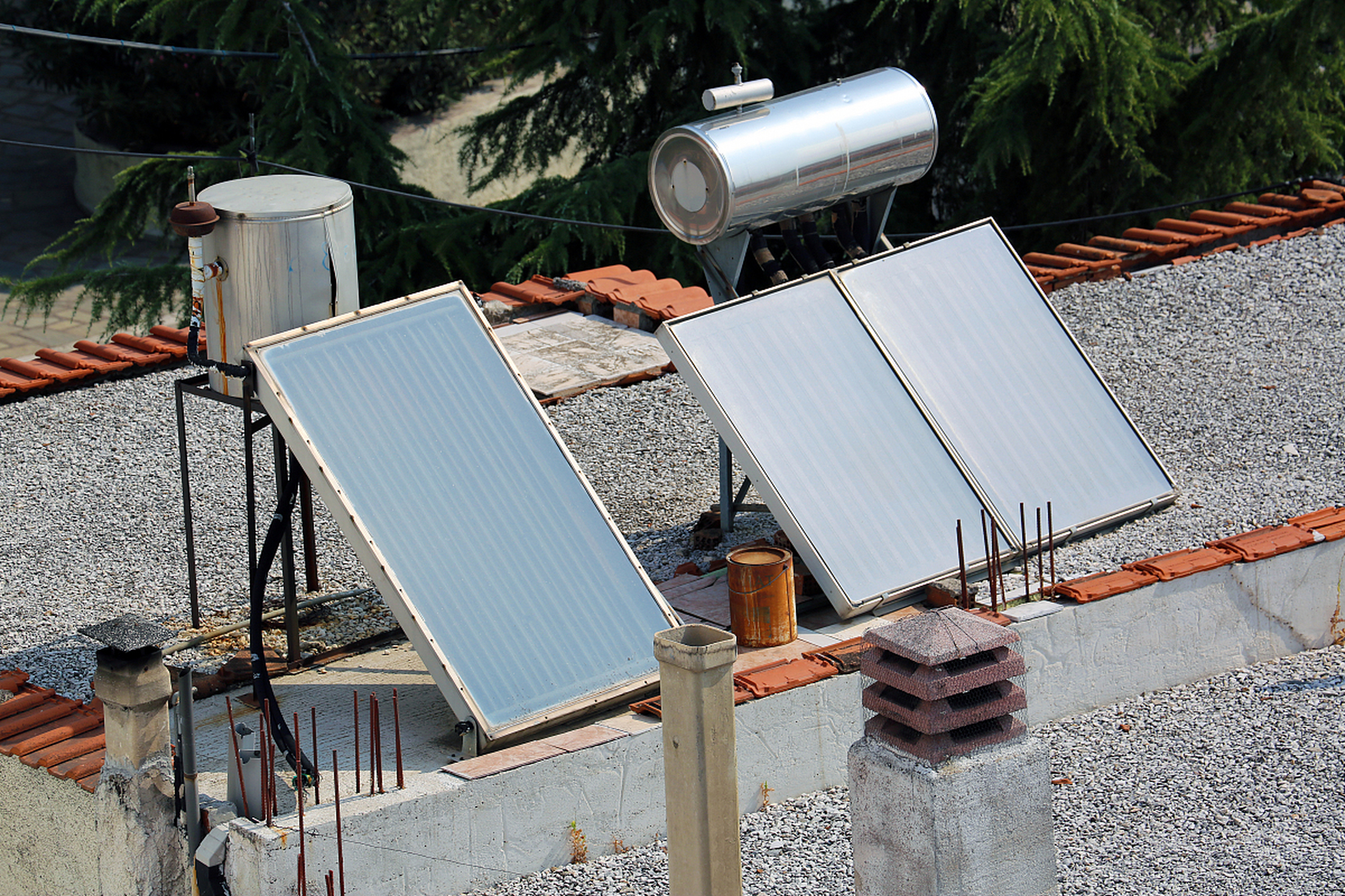 太阳能取暖器家用供暖系统是一种利用太阳能作为能源的取暖系统,通过