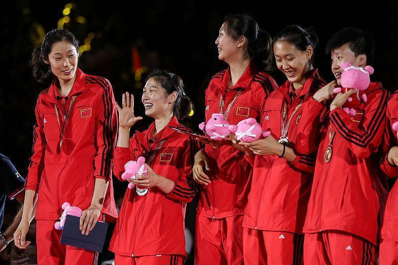 大赞!中国女排世锦赛颁奖仪式上让我们知道了什么是爱国精神