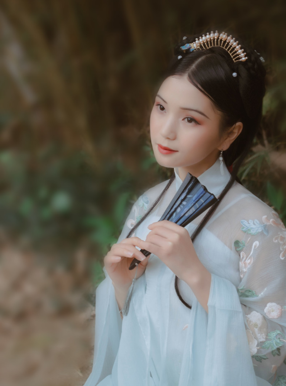 汉服拍摄:图三小姐姐长相古典,身穿汉时服饰,更是古韵十足!