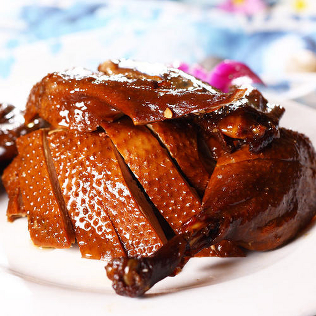 乐山甜皮鸭,是四川省乐山市的著名特产,具有色泽红亮,入口咸甜,皮酥略