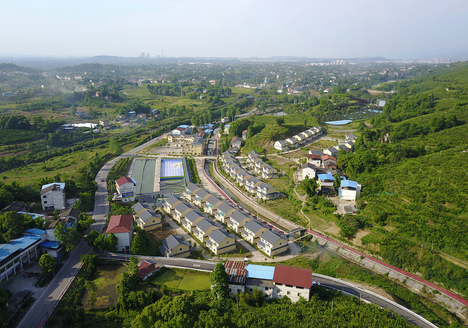 秋日漫游在天府新区官塘村,人们可以尽情享受大自然的恩赐.