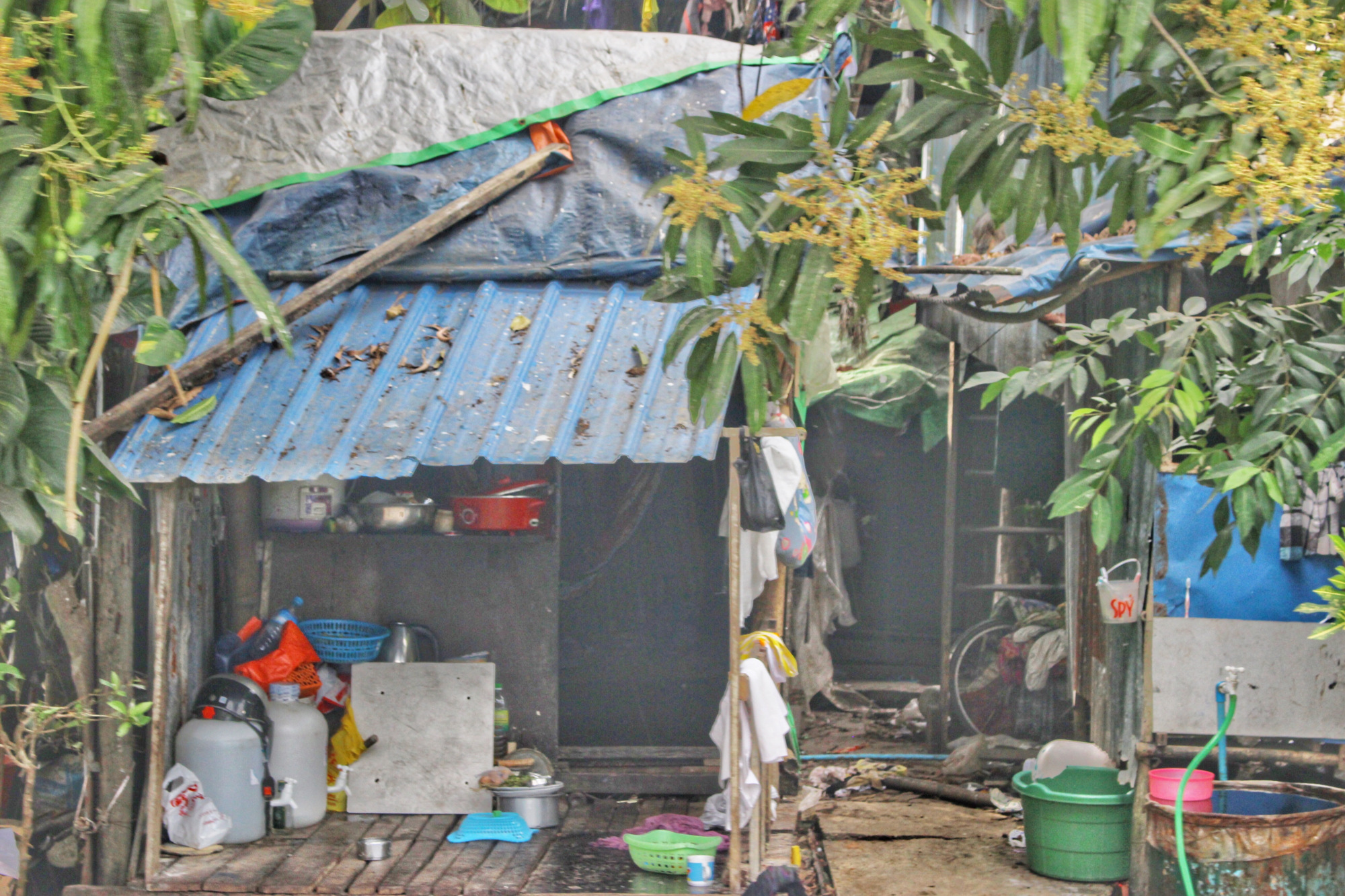 东南亚最贫穷的国家,实拍当地一线城市居民区,都是茅草屋