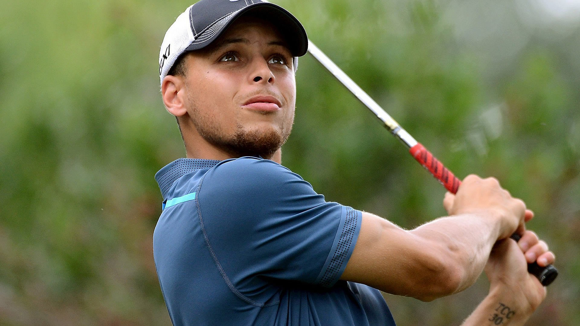 库里参加高尔夫顶级职业赛,小学生认真起来真的迷人