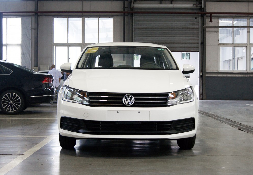 车尾方面,桑塔纳采用了大量直线处理,增加了尾部的层次感,两侧尾灯与