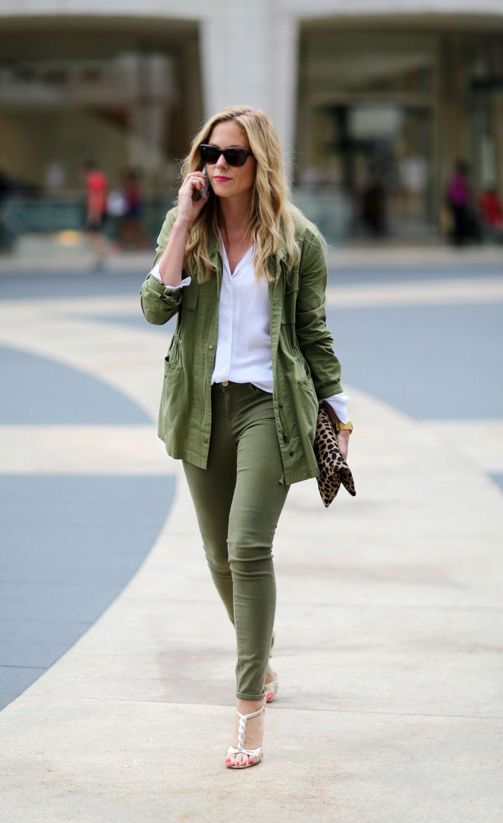 街拍:小姐姐的霸气穿搭,各有千秋,你更喜欢哪一种打扮呢?