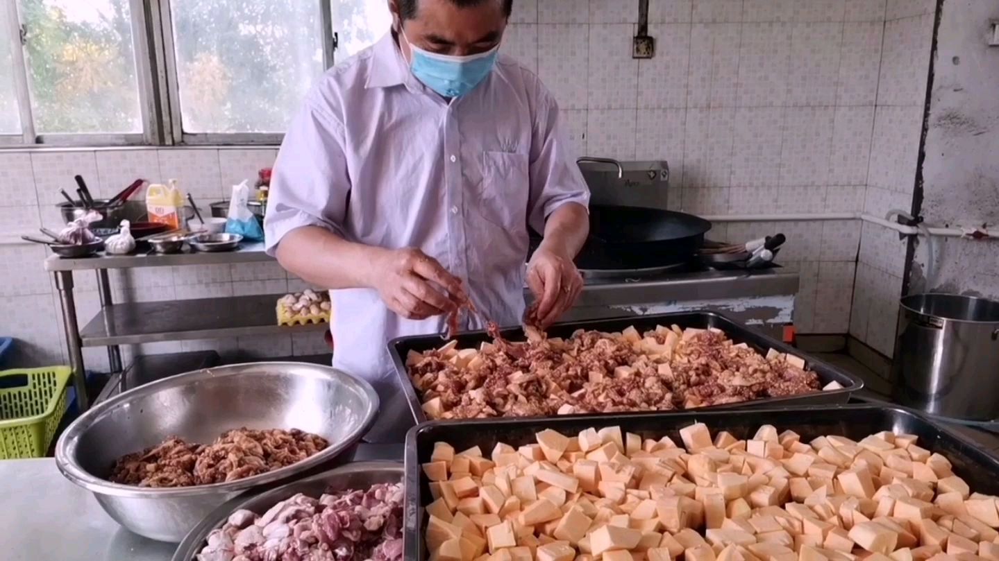 工厂食堂大锅菜师傅炒出来的菜,色香味都有,员工会喜欢吃吗