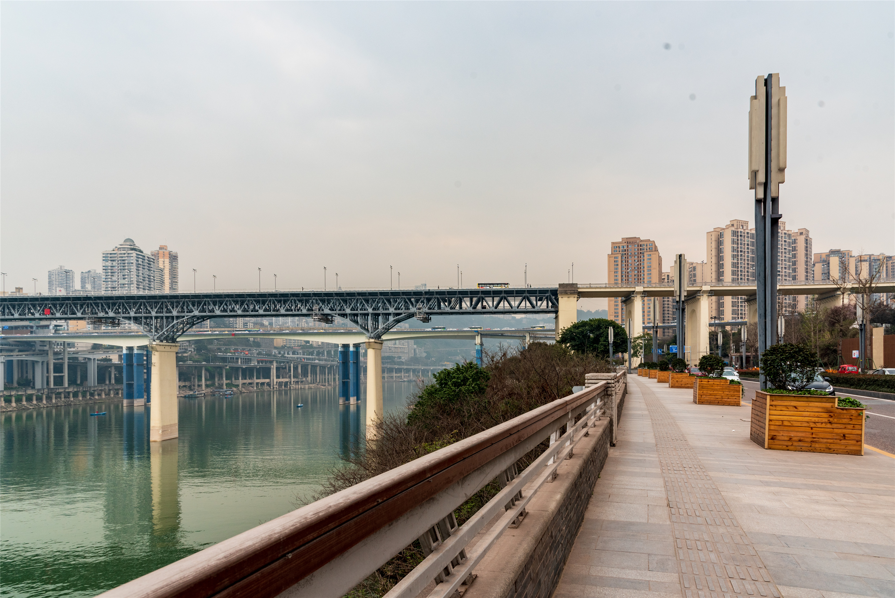 走北滨一路健身步道赏花放风筝,拍照看洪崖洞夜景