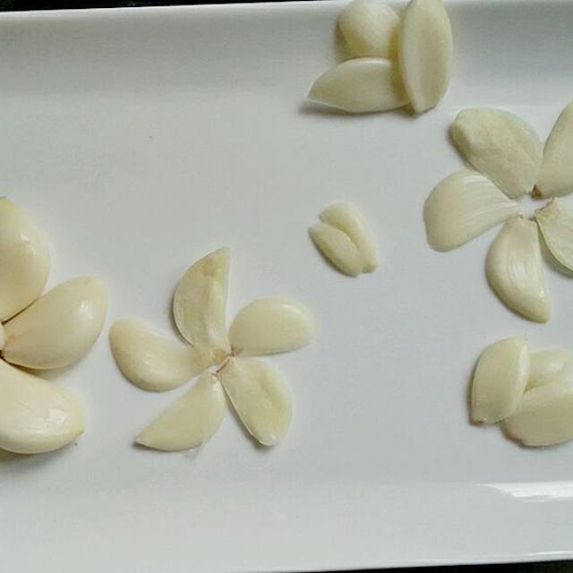 蒜香梅花摆盘,大蒜摆盘之后也是一种美呢