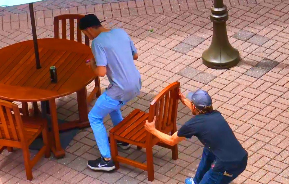 老外恶搞实验:偷偷抽走路人的凳子,路人会有什么反应?