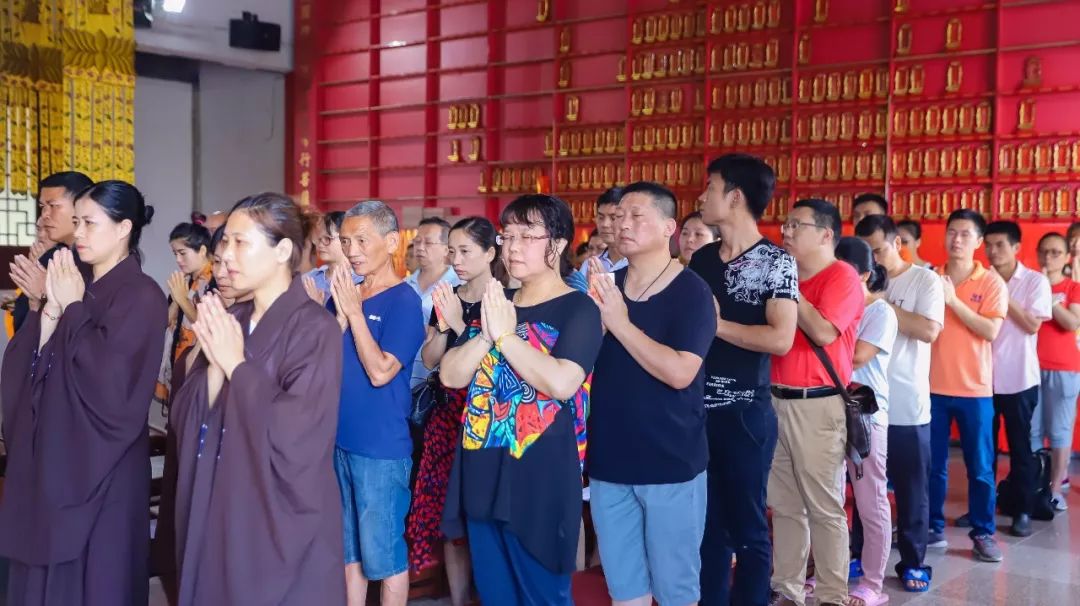 恭逢佛陀圣诞日,十方善信走进佛教圣地 浴佛恩 祈众生