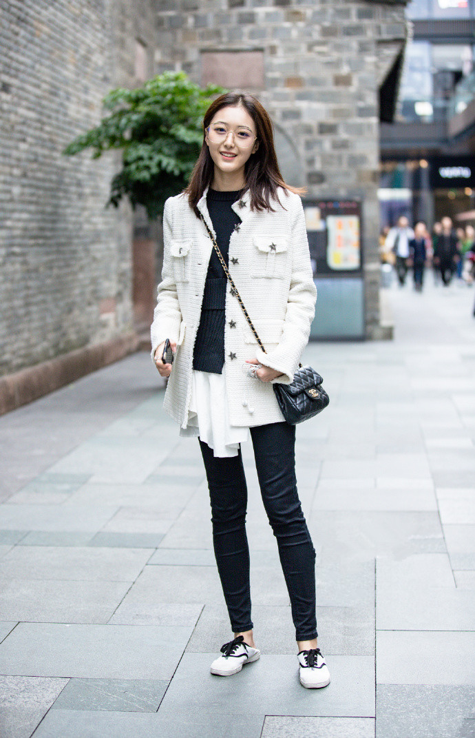 美女街拍:几组青春休闲范十足的秋季穿搭,彰显时尚魅力!