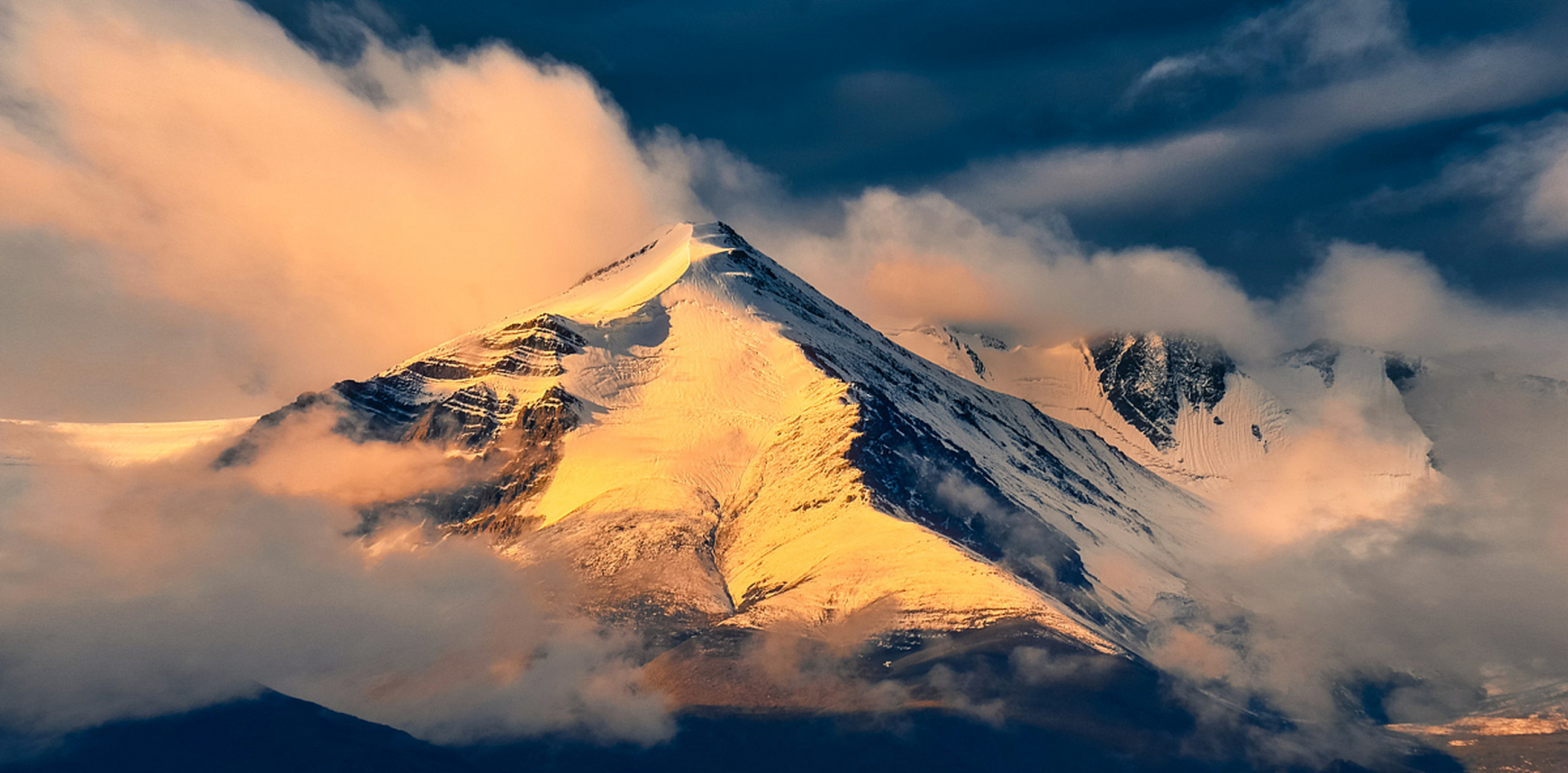 公元1897年,人类首次登上阿空加瓜峰,考察证实它由火山岩构成,山形呈