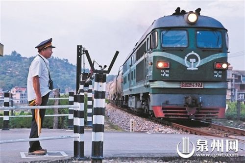 漳泉肖铁路南安道口看守员:单人值守8小时 不能玩手机