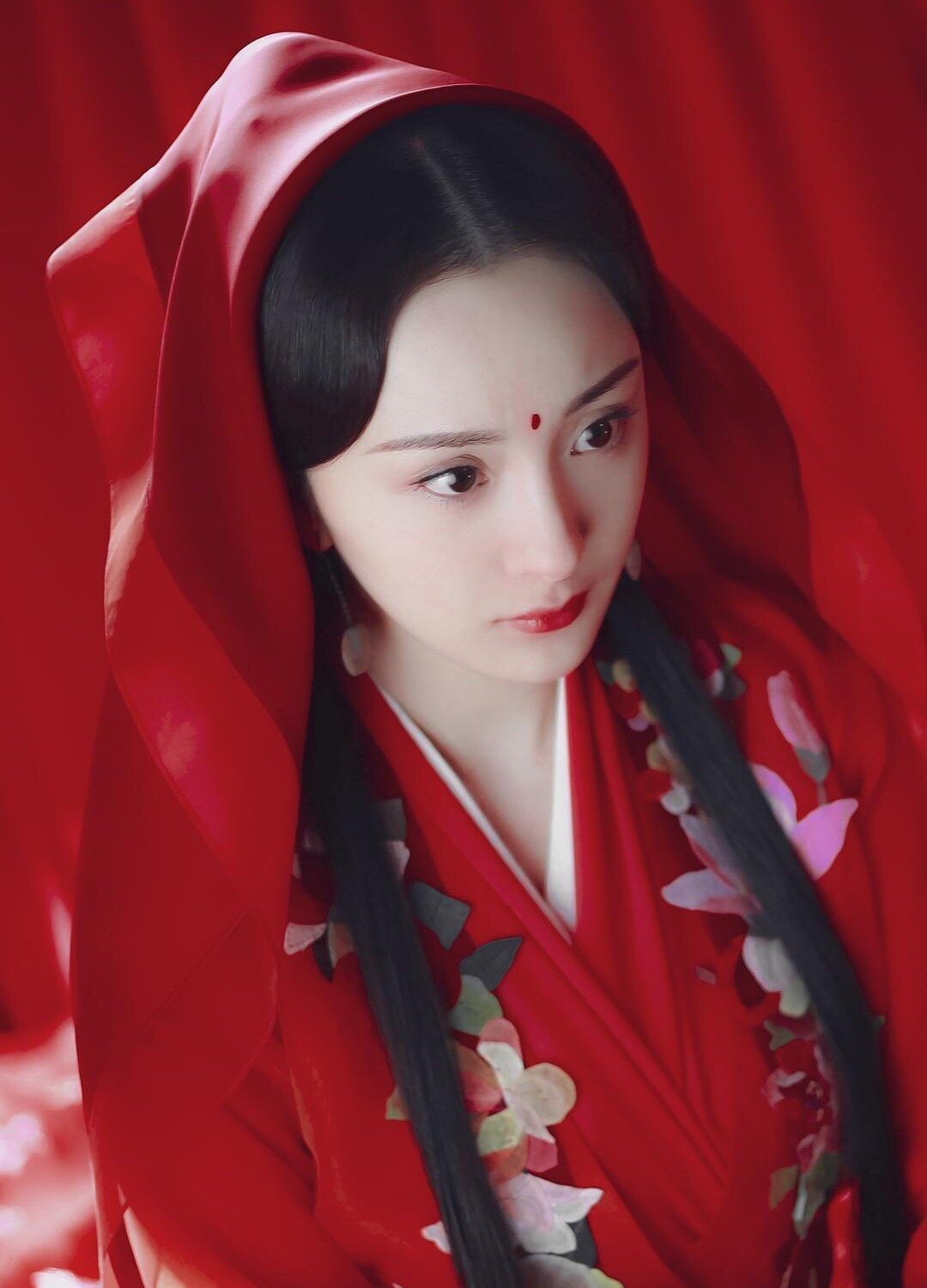 《枕上书》杨幂白浅大婚造型,白色仙服珠帘遮颜,一出场收视飙升