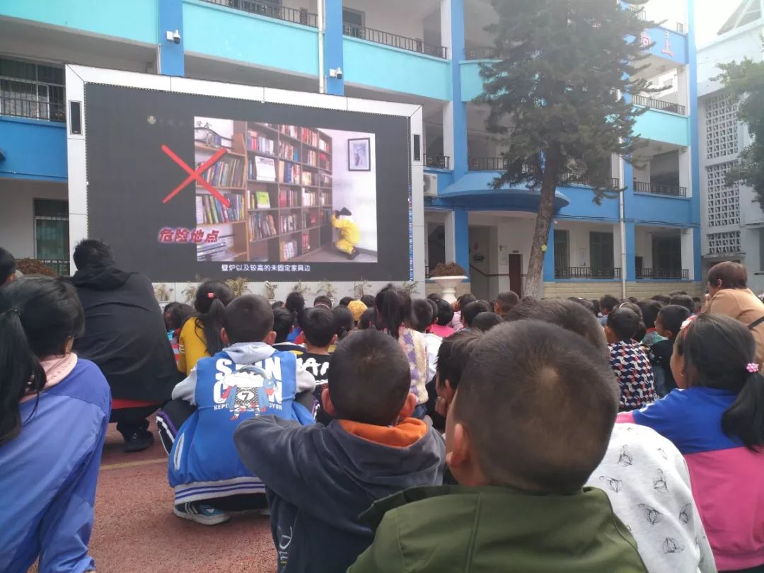 甘洛县民族小学积极开展防震减灾疏散演练