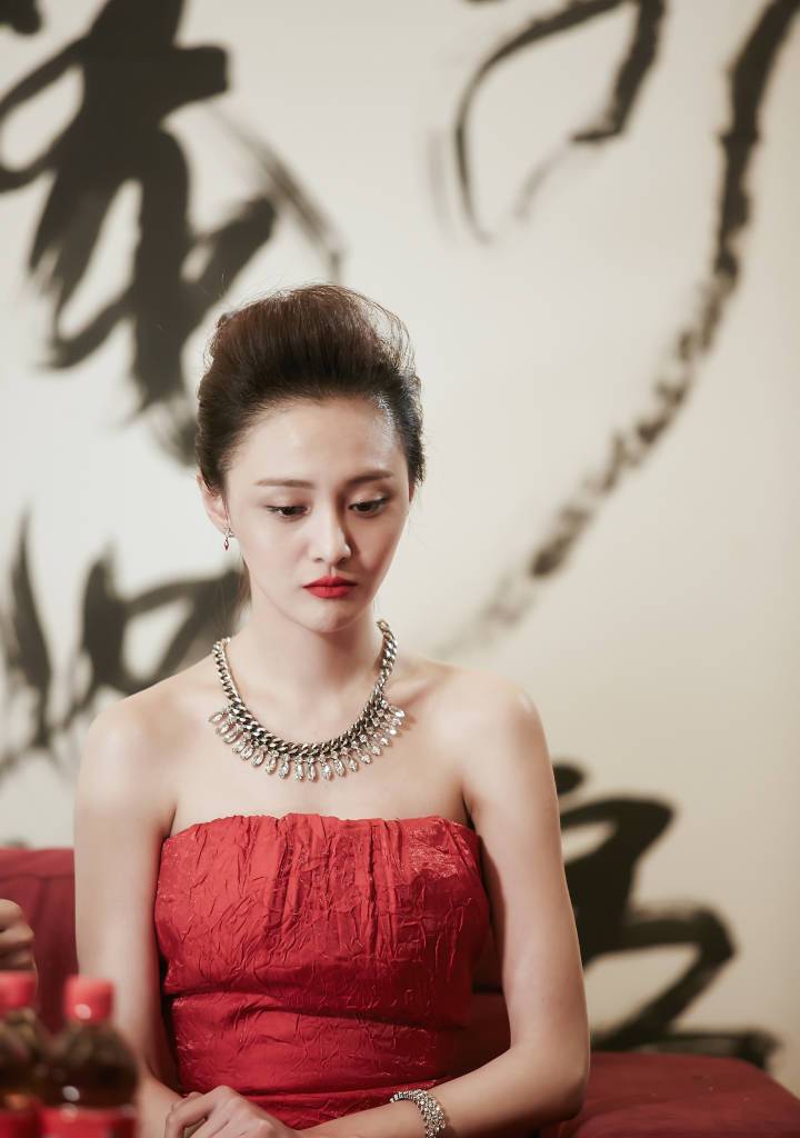 可以看楚郑爽的身材真的很好,看郑爽这一袭红裙,太美了,勾勒出她的