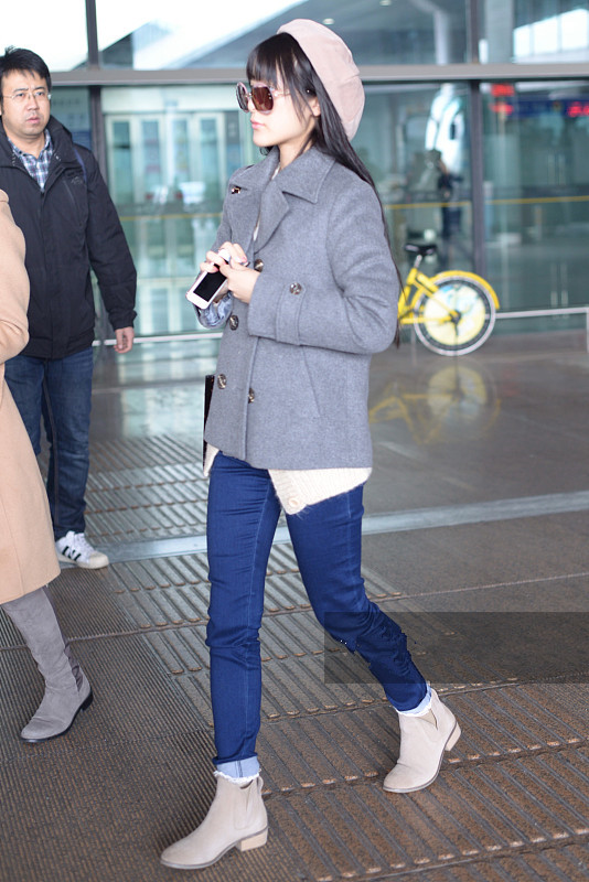 徐娇现身机场,娃娃领贝雷帽甜美可爱,假小子长成清新美少女
