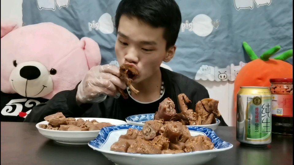 凌晨被饿醒,大宝花83买三大碗“绝味鸭脖”配上小啤酒吃的太爽了