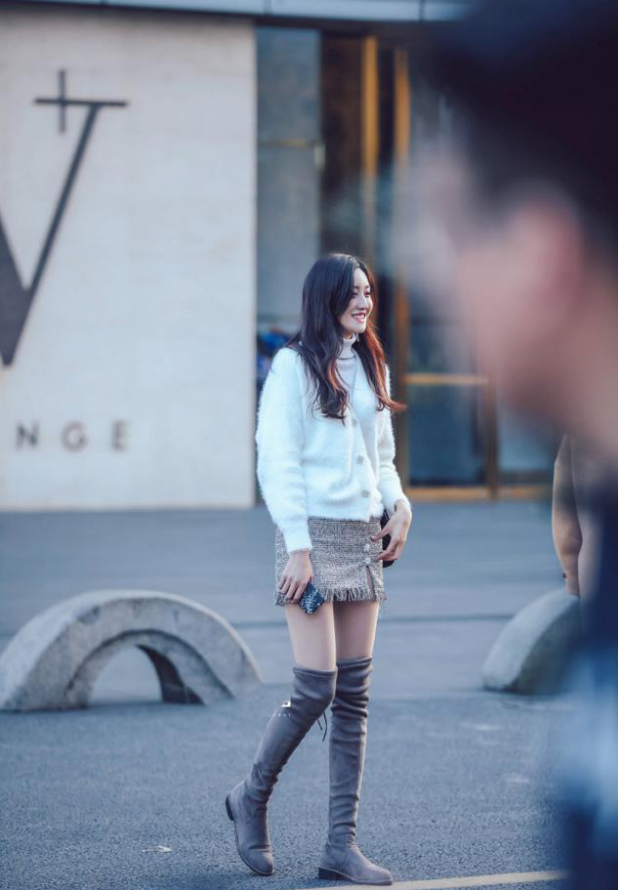 灰色的靴子很多人都难以驾驭,但是美女穿的很好看