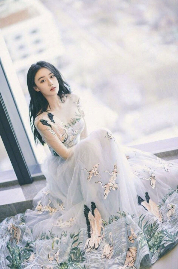 张馨予被爆产女后首晒自拍,身穿简约t恤,瓜子脸素颜出镜气色好