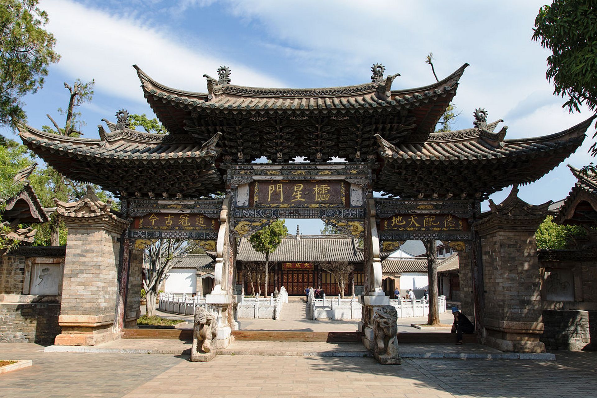 石屏古城,一座历史文化名城,有着悠久的历史和独特的民族风情.