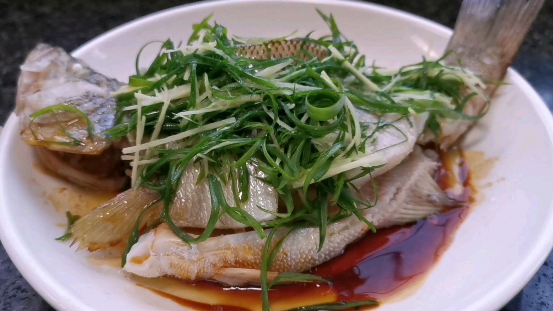广东招牌菜“清蒸加州鲈鱼”鲜嫩肉滑无腥味,这才是正确的做法