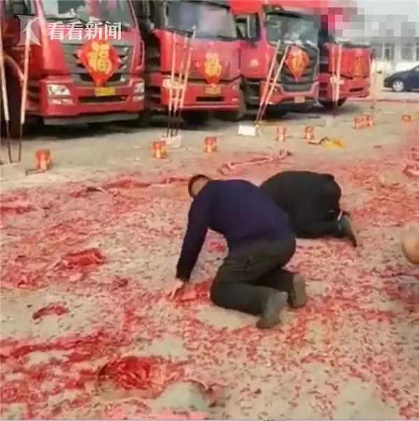 卡车司机对着卡车磕头 放爆竹 结果把车烧了!
