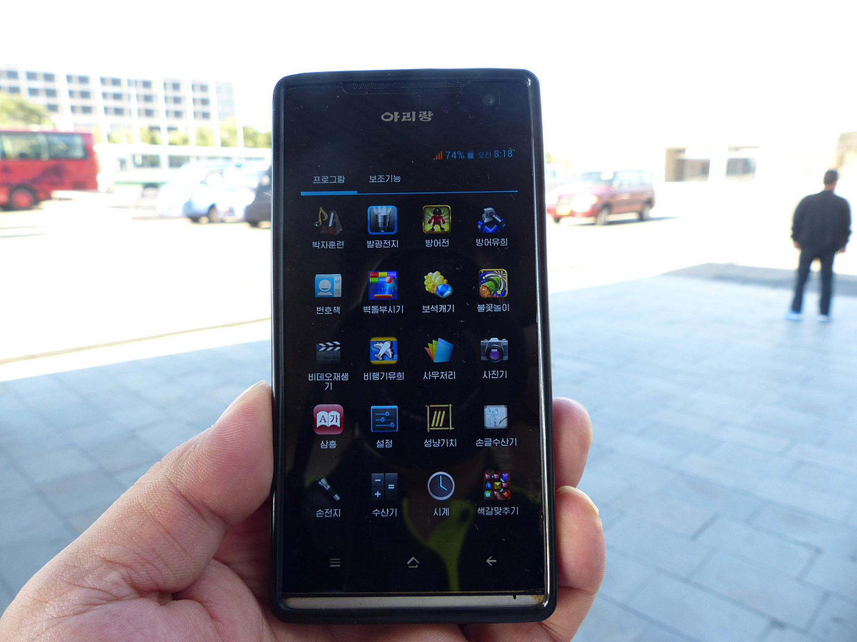 朝鲜的手机有多昂贵: 在朝鲜,一部存储空间只有8g的平壤牌手机,售价在