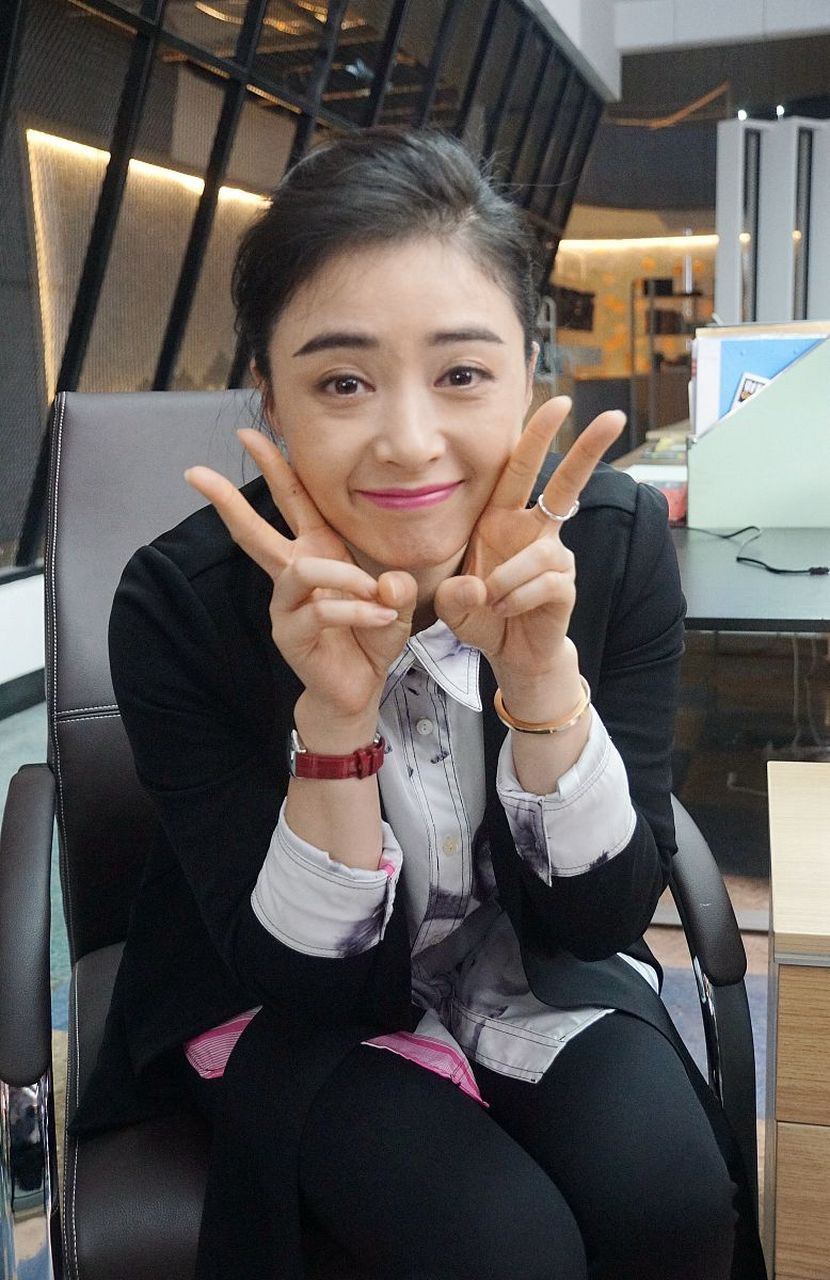 蒋欣拍《小舍得》时,有一场在厨房择芹菜的戏,择芹菜时,蒋欣把芹菜叶