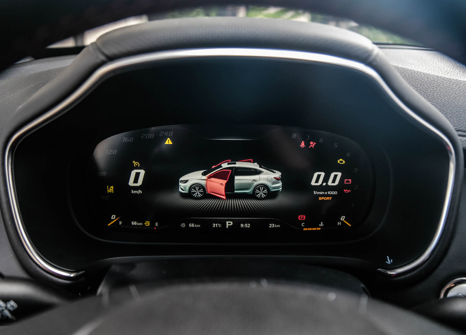 这是这款车的仪表盘,造型设计的很有科技感,很好看.