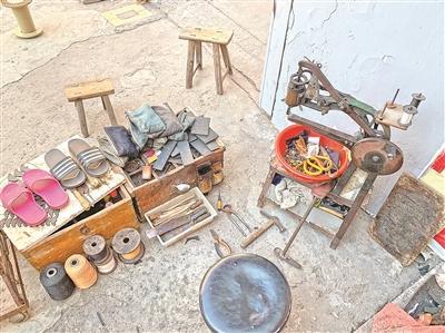 白头"鞋"老 一个夫妻补鞋摊的30年光阴