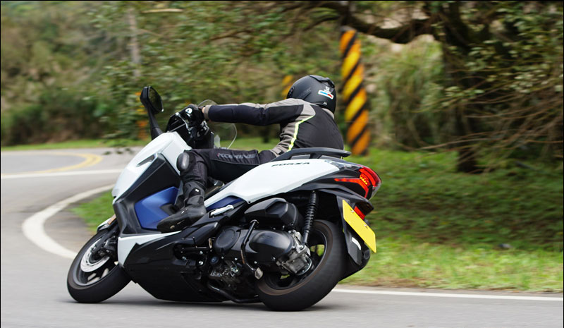 舒适的通勤体验2019款本田forza中型踏板摩托车试驾体验