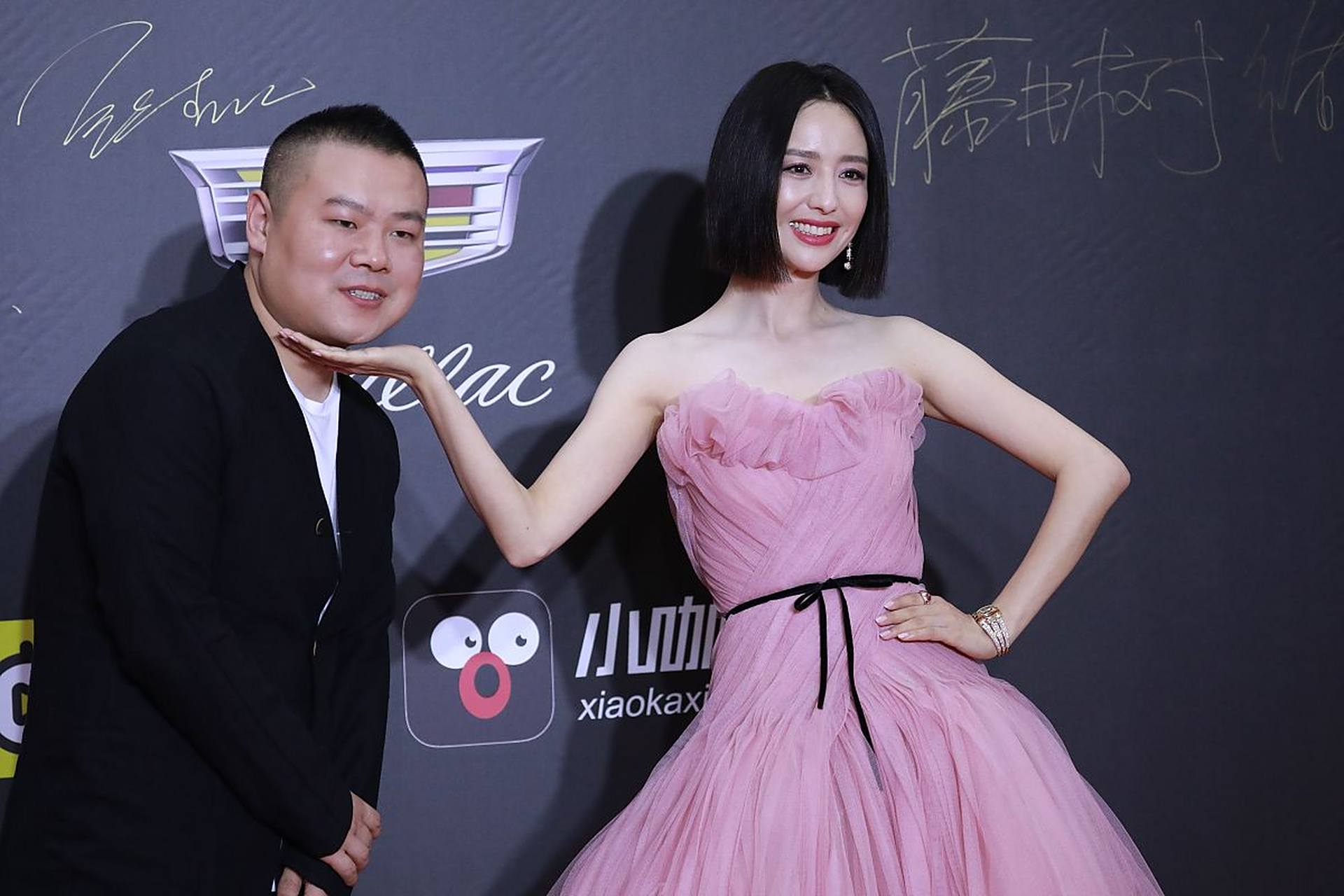 佟丽娅和岳云鹏同框,才发现,和女明星合影,还需要点技术[捂脸]!