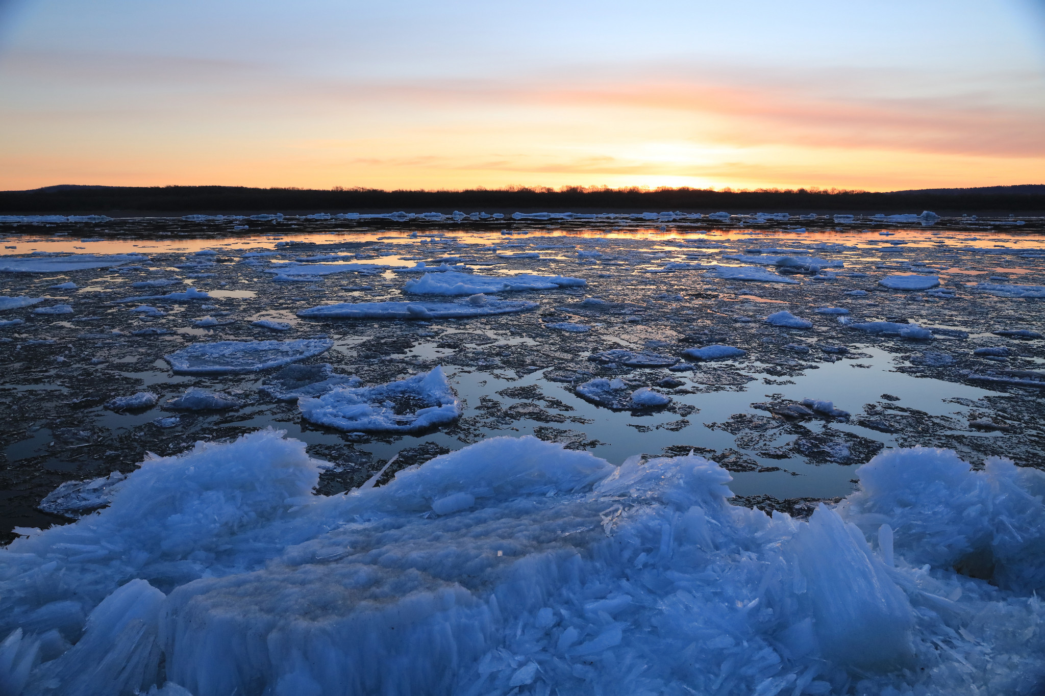 黑龙江呼玛段跑冰排景象壮观  吸引游客