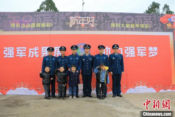 南部战区空军航空兵某旅举办强军成果展