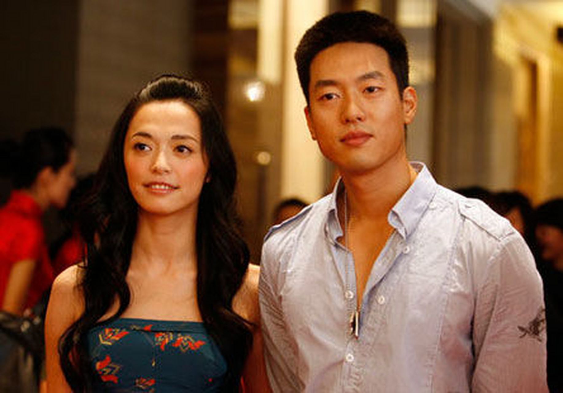 19日,唐一菲连发六条博文,否认流传多年的小三传闻,"谢谢你们这么抬举