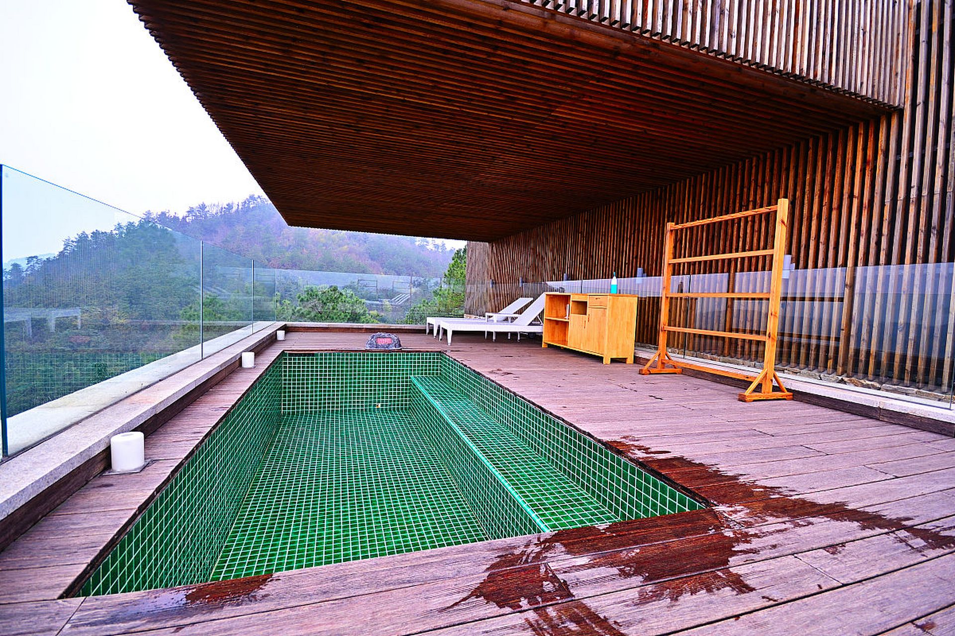 嘉南美地半山温泉位于文成县南田山巅,这里是被称为"天下第六福地"的