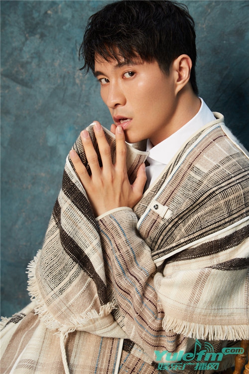 《凉生》何志龙最新写真大片曝光 尽显时尚雅痞范