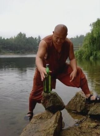 露馅了!少林武僧释永昌表演"气功爆酒瓶",网友:明显弹弓打的