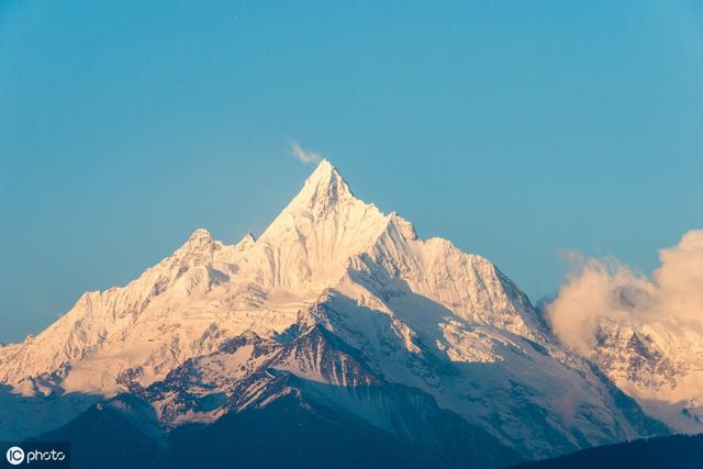 这里有云南的最高山峰,雪山连片,风光雄伟壮观