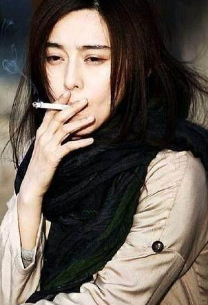 女星抽烟的样子:王珞丹性感,赵丽颖可爱,杨颖被称为老烟民