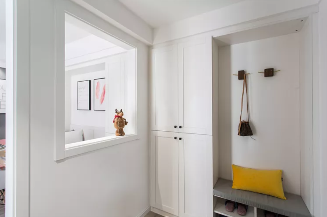 玄关开窗洞,沙发墙拆一半!家人说多此一举,完工后夸我大智若愚