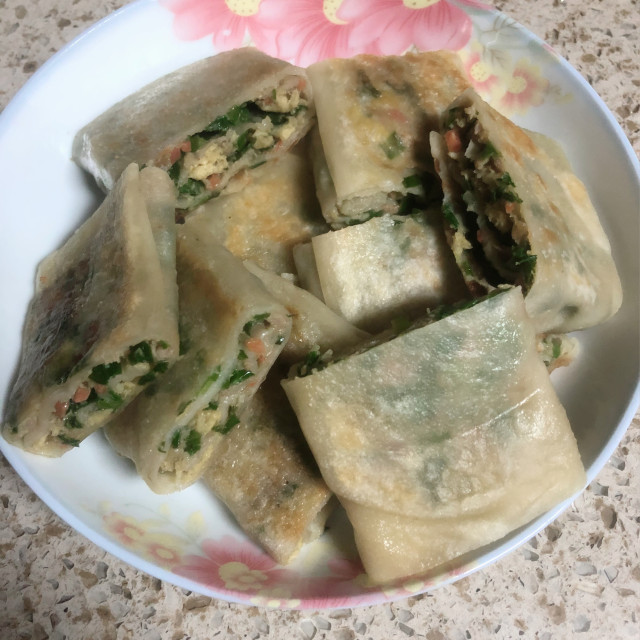 韭菜鸡蛋卷,做法简单,吃起来鲜美极了