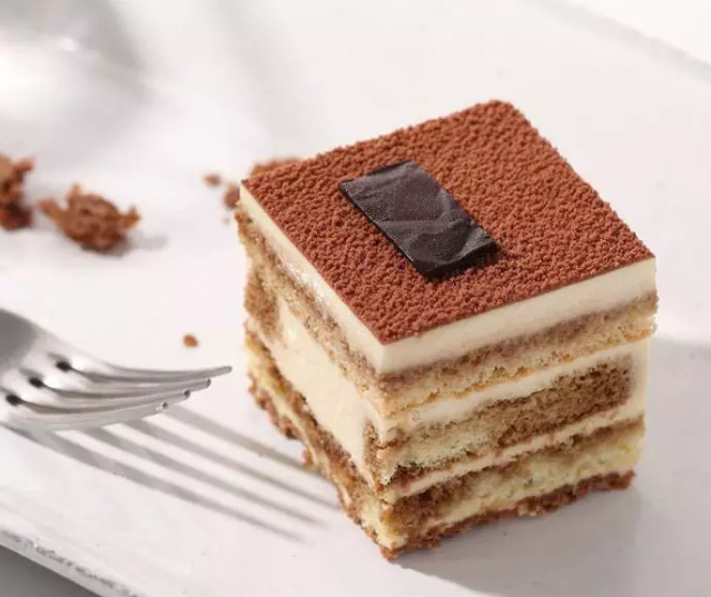 慕斯蛋糕最早出现在法国巴黎,是一种以慕斯粉为主材料的甜点,通常需要
