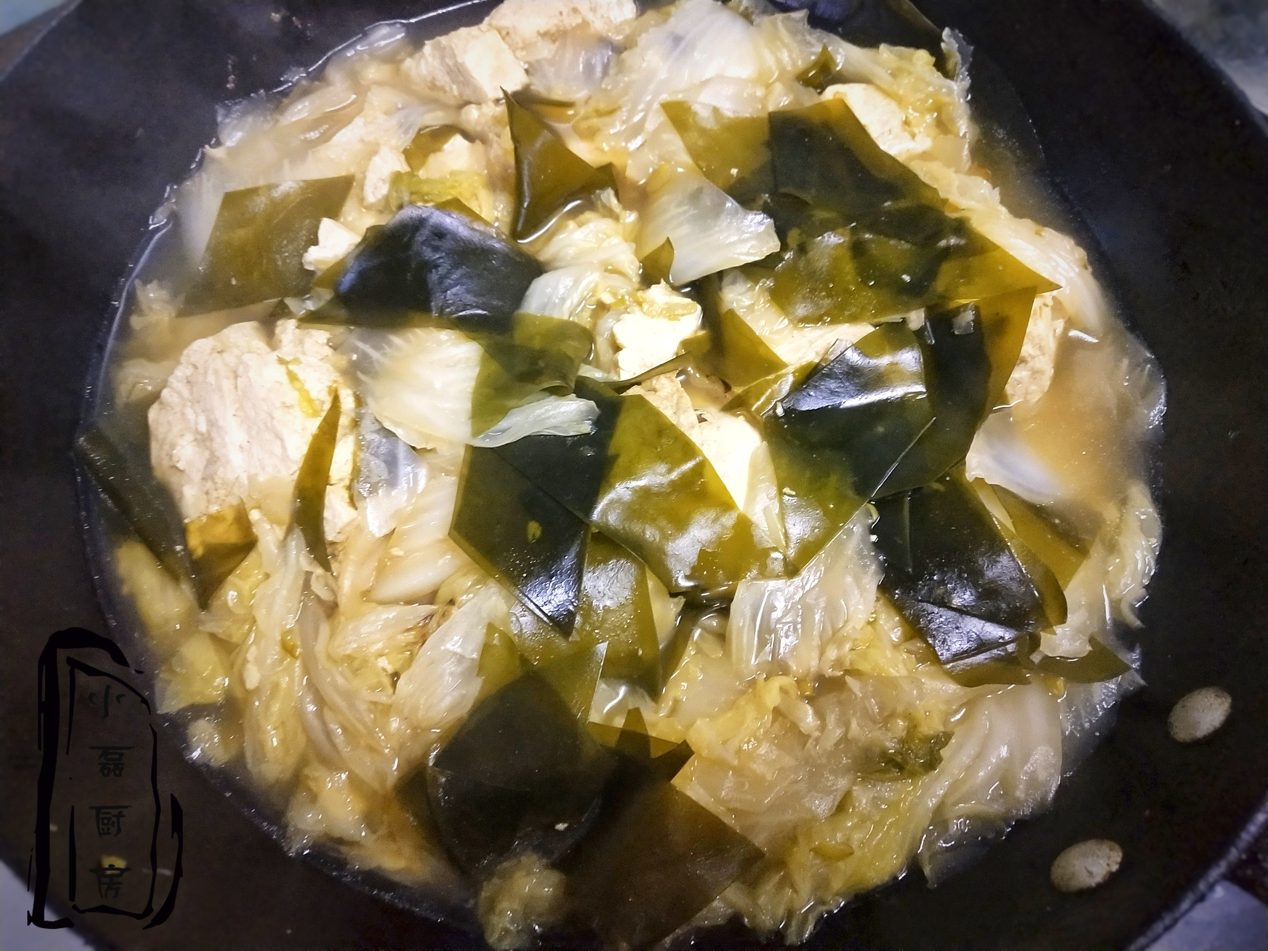 出锅装盘即可,冻豆腐带有浓浓的海带味道,而且吸满了汤汁,吃上一口