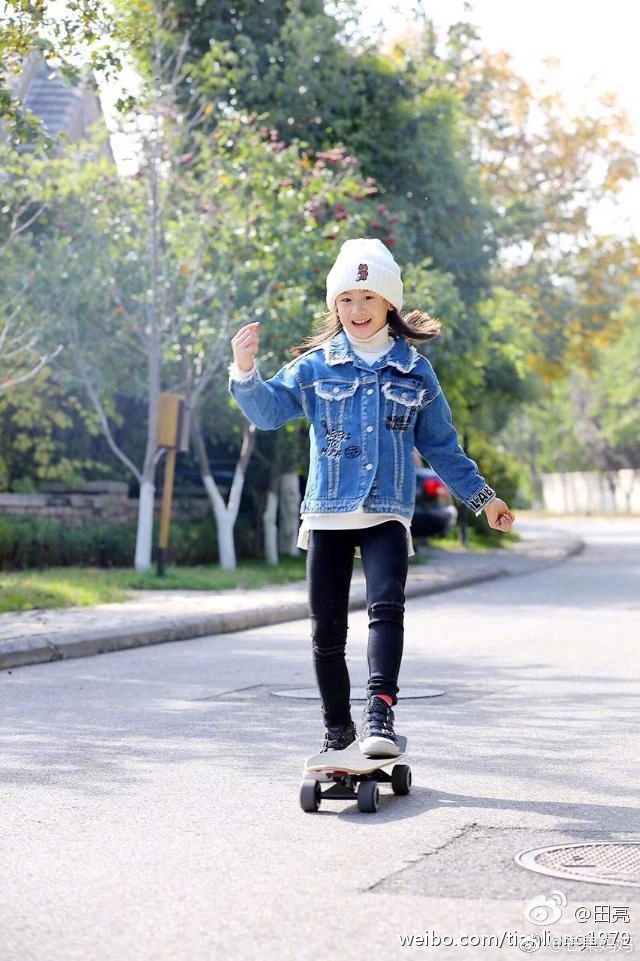 叶一茜晒森碟游泳美照惊呆网友 运动少女果然都有一双大长腿